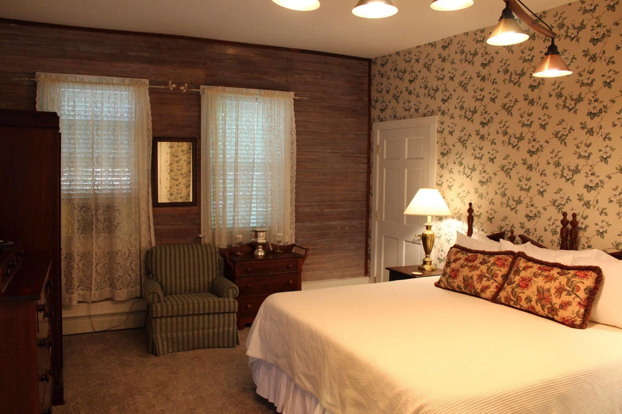 Heart Of The Village Bed & Breakfast In Shelburne Vt エクステリア 写真